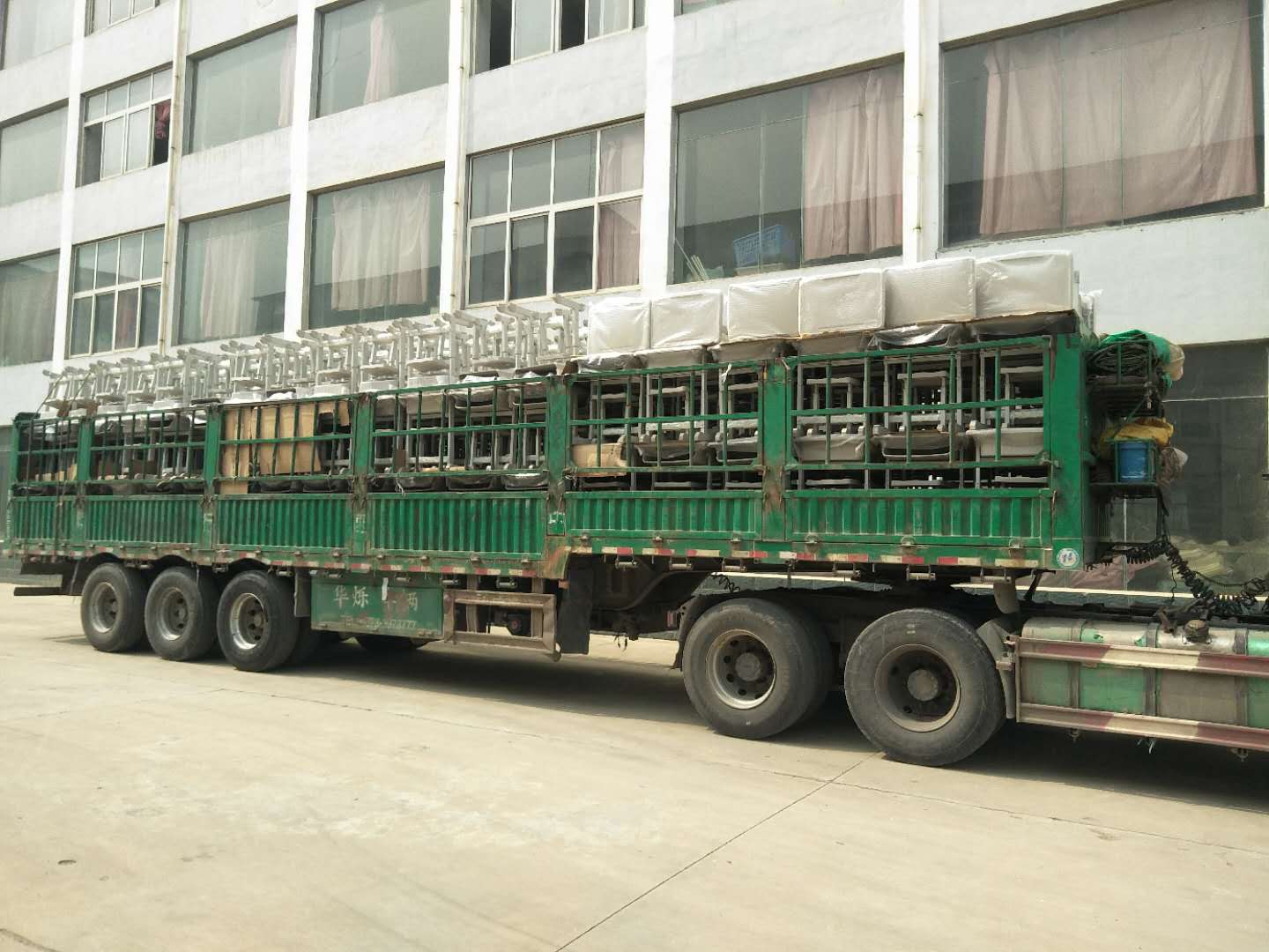 案例|睿學卓藝4000余套課桌椅批量發(fā)貨，交付客戶